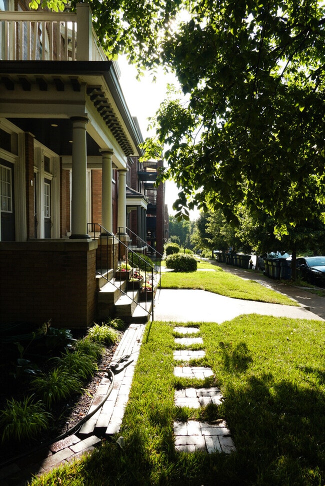 Building Photo - Recently Updated 3Bedroom 2Bath Condo Unit 1F