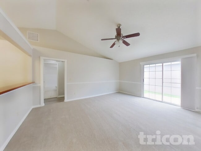 Photo - 1854 MacKenzie Ct N