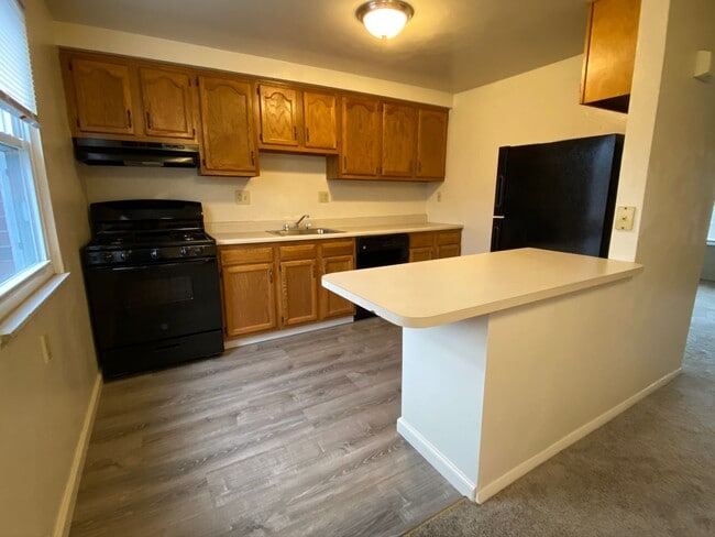 Building Photo - Perfect Two Bedroom Townhome in Plum! Ampl...