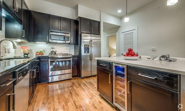 Building Photo - 1900 Yorktown St Unit 320 Rental