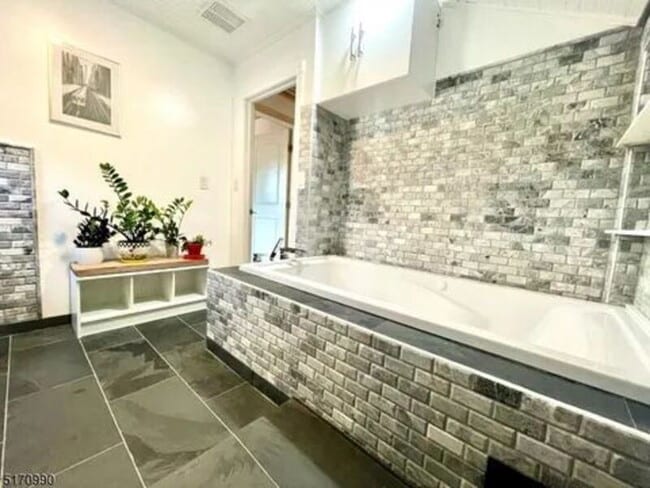 Photo - 487 Walker Ave Unidad Rm 2