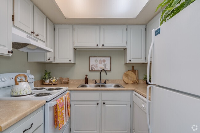 2BR, 1BA - 760SF - Kitchen