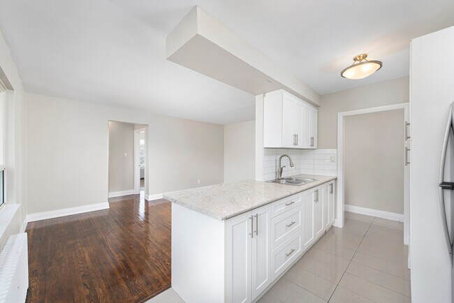 Building Photo - 12-26 Rosseau Rd