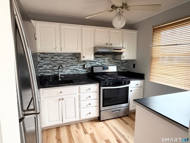 Photo - 142 E Gate Ln