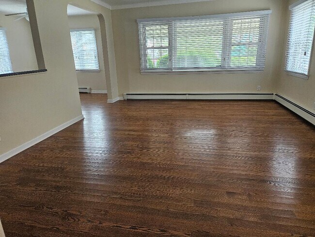 Living Room - 441 E Pine St Unidad Main Apt