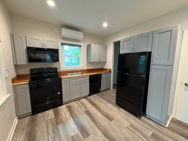 Photo - 176 W 16th St