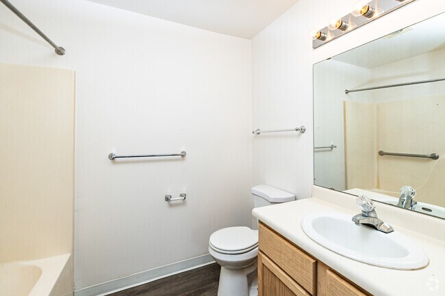 3BR, 2BA - 1,100SF - Bathroom