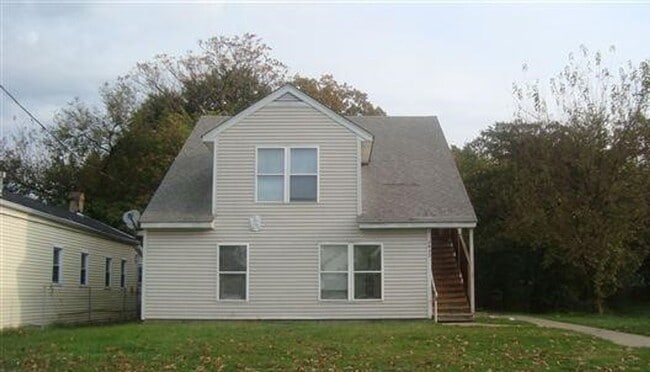 Building Photo - Second floor two bedroom apartment in Portland- Section 8 accepted **1/2 off first months rent**