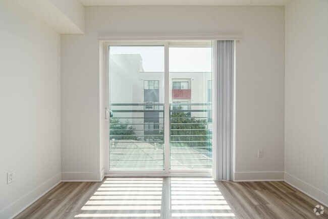 3BR, 3BA - 1,350SF - Living Room