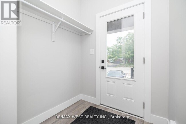 Photo - 172 Cundles Rd W