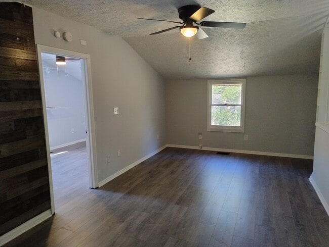 Photo - 121 Robinhood Cir