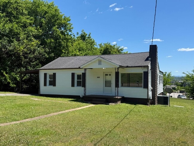 Building Photo - Charming 3 Bedroom 1 Bath home convenient to Middlebrook Pike in the West View Community