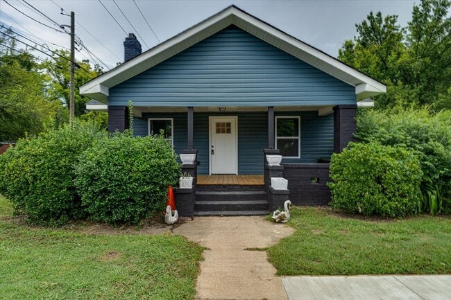 Building Photo - Spacious 4-Bedroom Home in Quiet Neighborh...