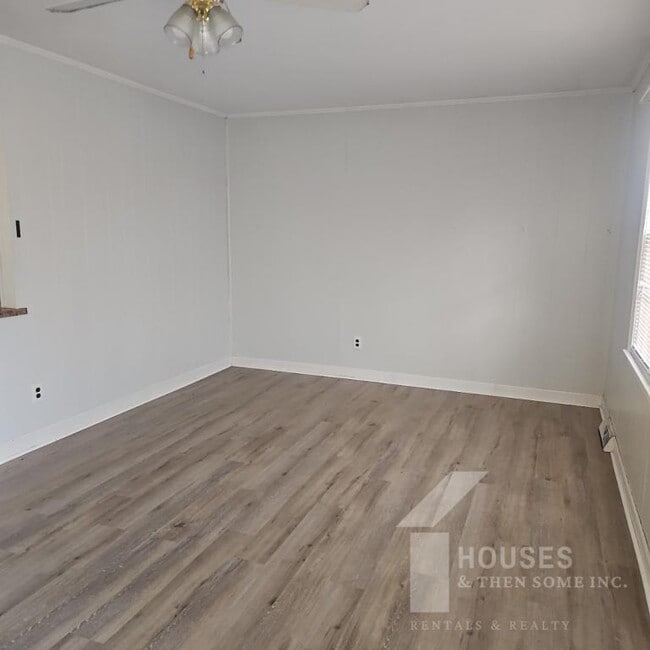 Photo - 123 Abbotsford Dr