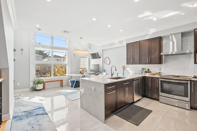 Building Photo - 94 Leonard St Unit 2