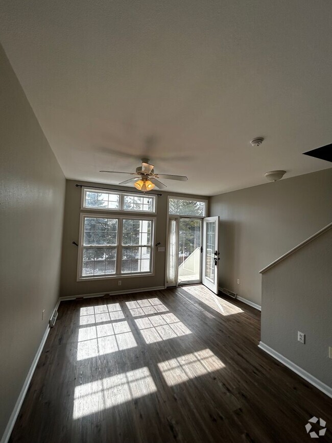 Building Photo - Cozy 2-Bedroom Condo in Exclusive Beachfro...