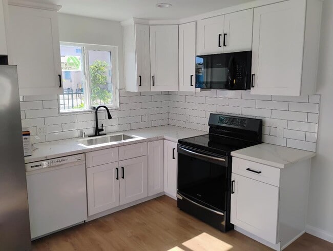 Building Photo - 11812 Berendo Ave Rental