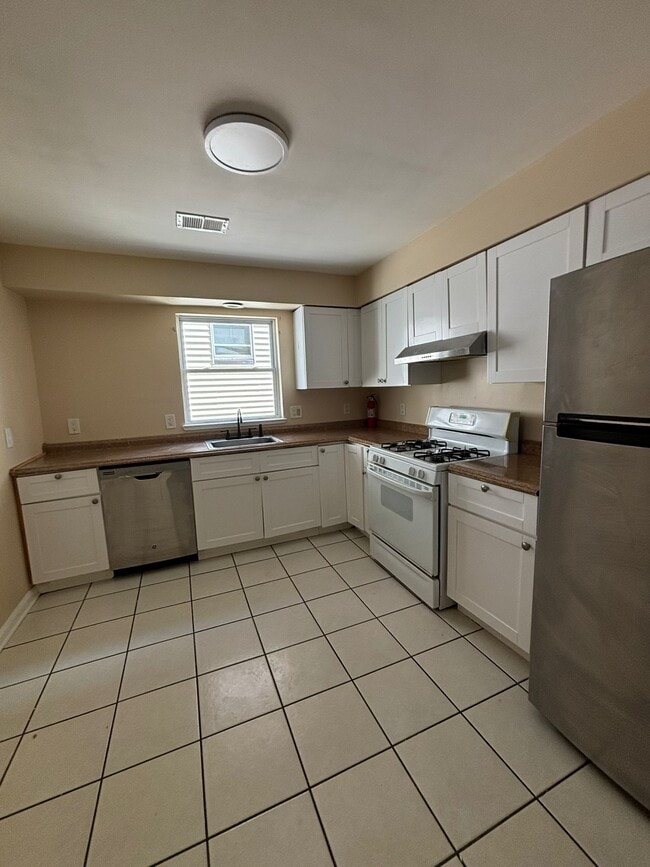 Building Photo - 66 Seymour Ave Unit 1 Rental