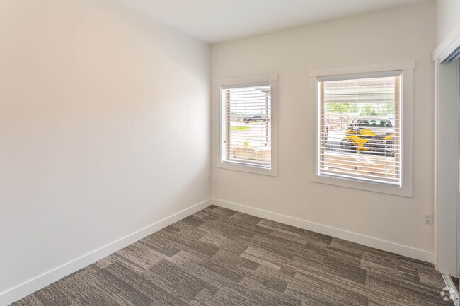 2 BR, 1 BA - Highland - 915 SF