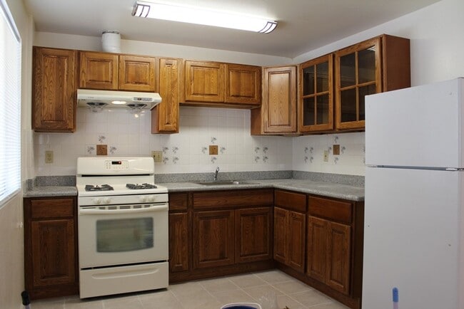 Photo - A bright and clean 2-bed, 1-bath apartment located in the convenient and vibrant Laurel District. Unidad Apt 8