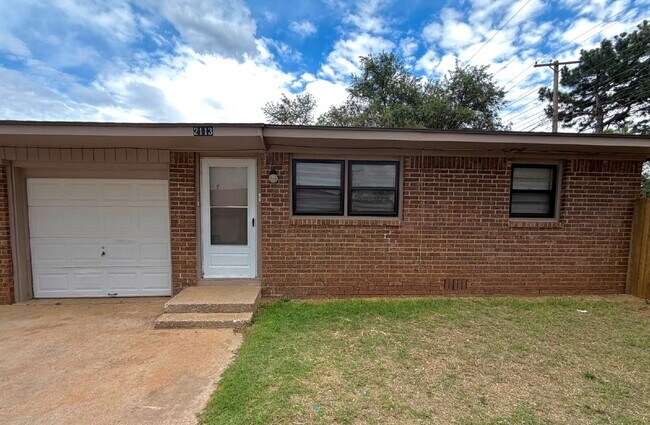 Building Photo - Cute, Cozy & Clean! Unit B