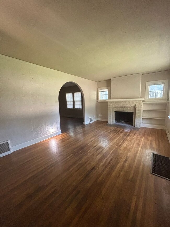 Photo - 3 Bedroom, 3 Bathroom Home Available  2-Car Garage & Spacious Living Near WSU.