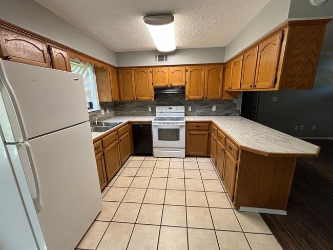 Photo - Discover this 3-bedroom, 2-bath home in Russellville, AR.