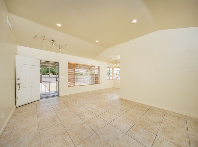 Building Photo - Great Central Location