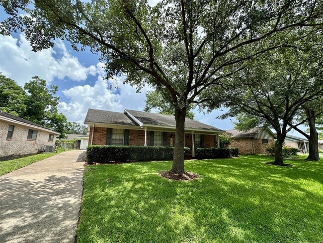 Building Photo - 5818 Birchmont Dr Rental