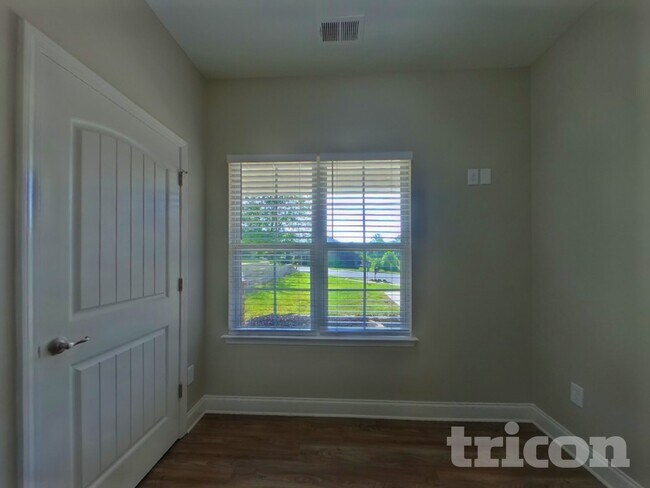 Photo - 1814 Woods Ln