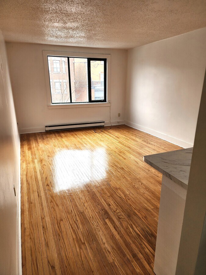 Photo - 2122 Queen St