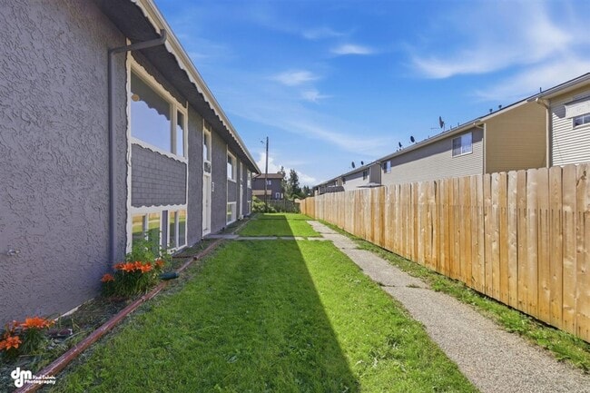 Building Photo - The Single-Family Alternative: 4BD/2BA Triplex Unit #1