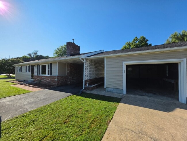 Building Photo - 3/1 in Elizabethton on corner lot in quiet neighborhood