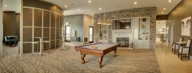 Casa club de entretenimiento que ofrece billar, centro de negocios y centro deportivo de 1,700 ft². - LangTree Lake Norman