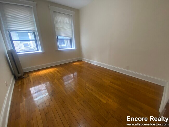 Photo - 364 Riverway Unidad 18