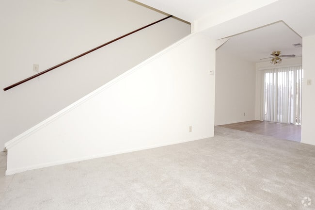 2BR, 1.5BA - 960 SF