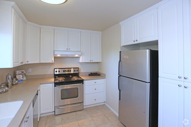 2 BR, 2 BA - 925 SF