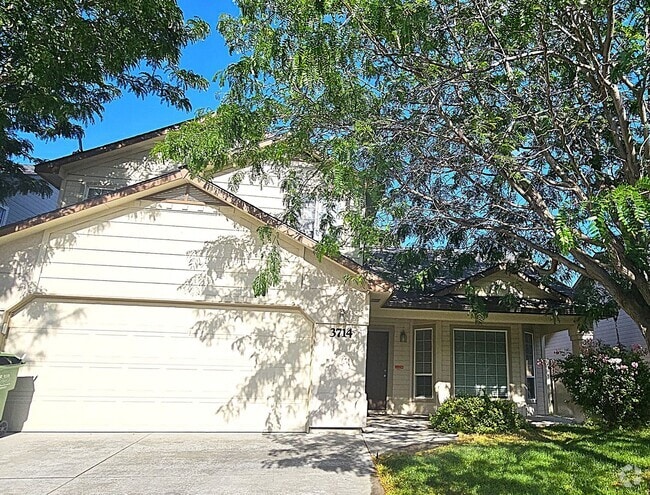Building Photo - 4 Bedroom Home Close to Settlers Park