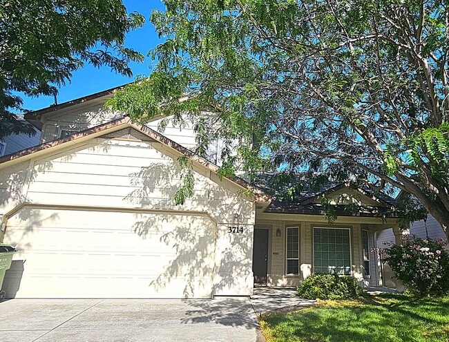 Building Photo - 4 Bedroom Home Close to Settlers Park