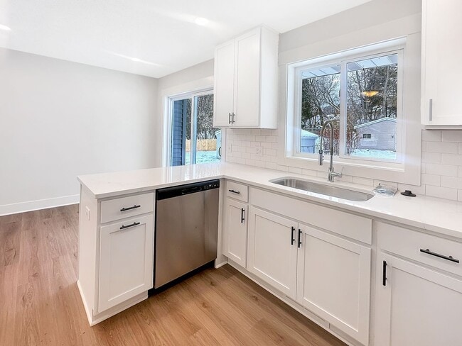 Photo - 860 Houseman Ave NE