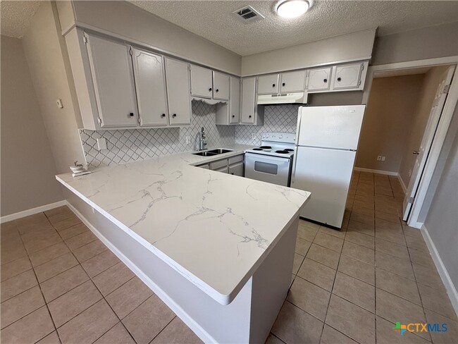 Building Photo - 1609 Meadowview Dr