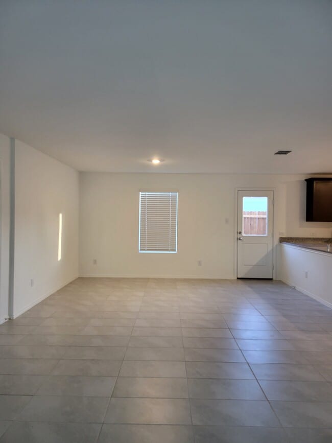 Sala de estar 1 - 6020 Sumlin Way