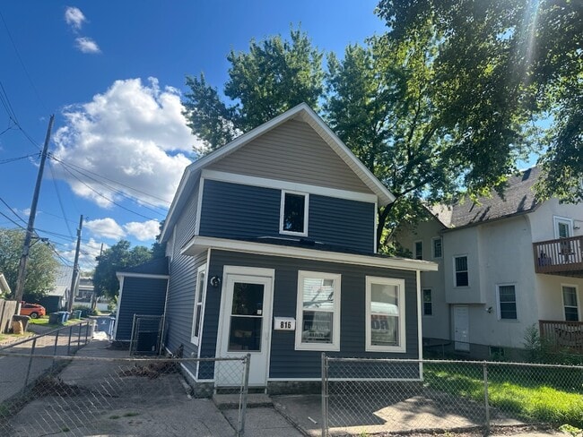 Building Photo - 816-18 1/2 18 1/2 Ave NE Rental