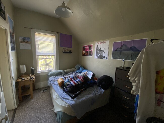 2 bed 1 bath apartment available June 1st!