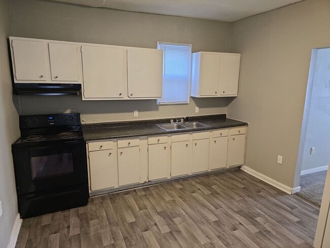 Building Photo - Spacious 2 Bedroom Home! Nice yard! Pet Friendly!