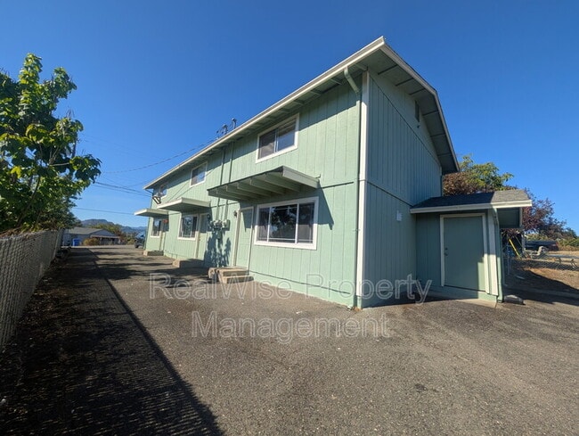 Photo - 84 SE Grape Ave