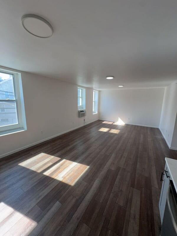 Photo - 730 N Main St