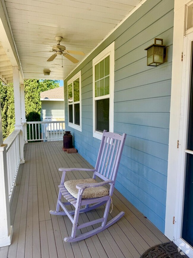 Building Photo - Charming 3-Bedroom, 2-Bath Home in a Pictu...