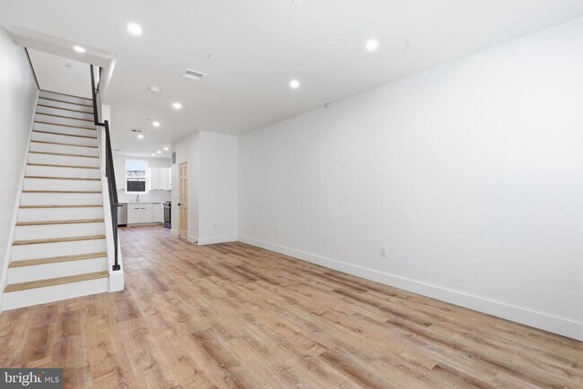 Photo - 458 W Earlham Ter