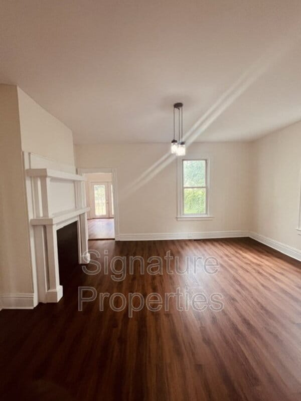 102 W Lancaster Rd